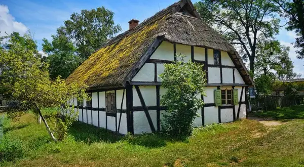Kluki skansen: odkryj fascynującą historię i tradycje Słowińców