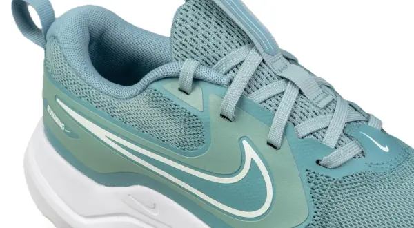 Turkusowe nike free run damskie z białym logo i podeszwą. Idealne do biegania i codziennego użytku.