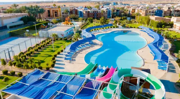 Wodne szaleństwo w Radisson Individuals Marina Port Ghalib: baseny, zjeżdżalnie i korty.