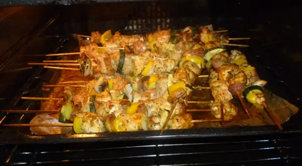 Szaszłyki: Sekret soczystego mięsa. Przepis i triki na grill i z piekarnika
