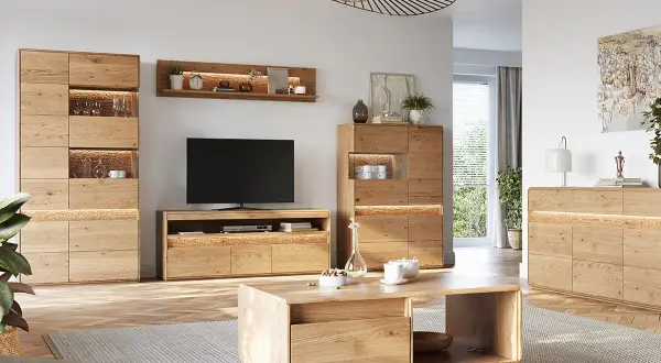 Nowoczesny salon z meblami z litego drewna. Ciepłe **kolory drewna** podkreślają naturalne piękno i tworzą przytulną atmosferę.