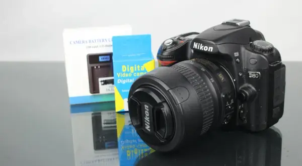 Nikon D80 z obiektywem i akcesoriami. Gotowy do uchwycenia niezapomnianych chwil.