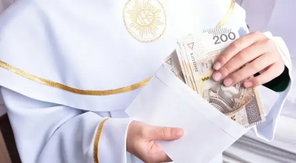 Chrzciny: Ile włożyć do koperty w 2025? Uniknij gafy!