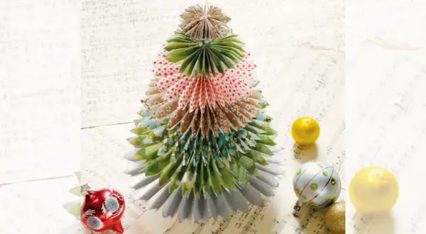 Urocza choinka 3d z papieru, ozdobiona bombkami i nutami.