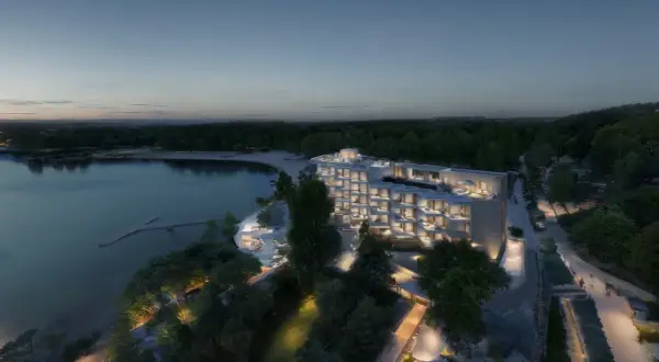 Nowoczesny hotel nad jeziorem, z tarasami i oświetloną ścieżką. Nysa trasa zaprasza do relaksu.