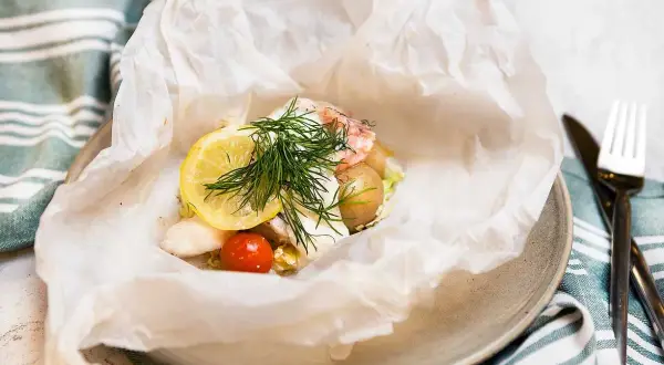 En läcker torsk i foliepaket med potatis, räkor, citron och dill. Enkelt och gott!