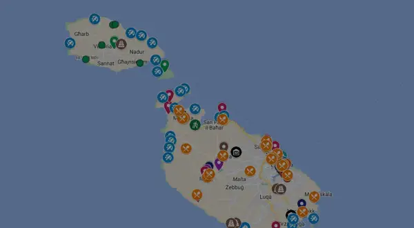 Mapa de Malta con marcadores de puntos de interés. Muestra dónde queda Malta, con ciudades como Victoria, Nadur y Luqa.