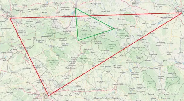 Mapa pokazuje, gdzie są Góry Izerskie, zaznaczone zielonym trójkątem, między Jelenią Górą a Libercem.