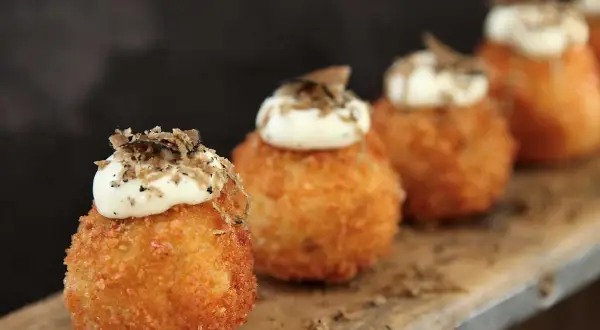 Krispiga arancini med tryffel, en perfekt förrätt eller tilltugg. Ett enkelt arancini recept att följa.