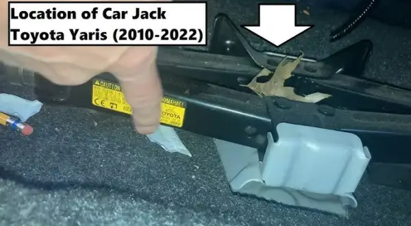 Gdzie schowano lewarek w Toyocie Yaris? Łatwy dostęp krok po kroku