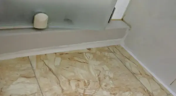 Nowe fugi silikonowe wokół brodzika. Czekam, aż silikon sanitarny wyschnie, zanim zacznę używać prysznica.