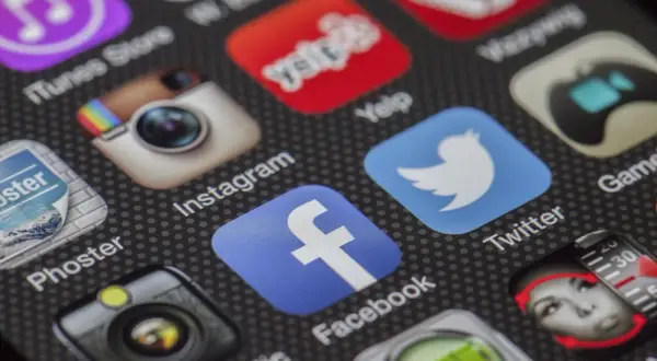 Ikony aplikacji na ekranie smartfona: Facebook, Instagram, Twitter. Czy mogę usunąć Facebooka bez usuwania Messengera?