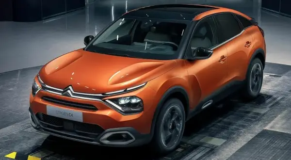 Pomarańczowy Citroen C4 z czarnym dachem, prezentujący nowoczesny design. Wiele osób szuka o nim pozytywnych **citroen c4 opinie**.