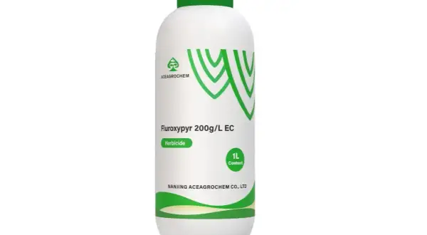 Biała butelka z zieloną nakrętką, zawierająca środek chwastobójczy **fluroksypyr** 200g/L EC, o pojemności 1L.