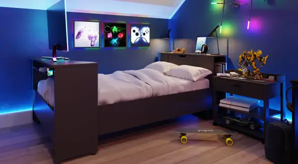 Nowoczesny pokój gamingowy na poddaszu z łóżkiem, komputerem, konsolą PlayStation i dekoracjami nawiązującymi do gier.