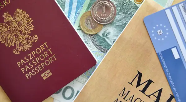 Paszport, polskie banknoty i monety, a także europejska karta ubezpieczenia zdrowotnego – gotowi na podróż!