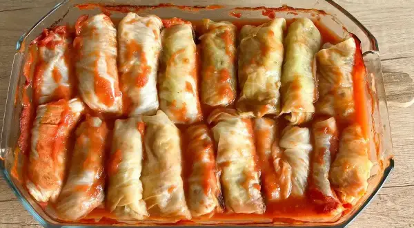 Pyszne gołąbki w sosie pomidorowym, gotowe do pieczenia w piekarniku.