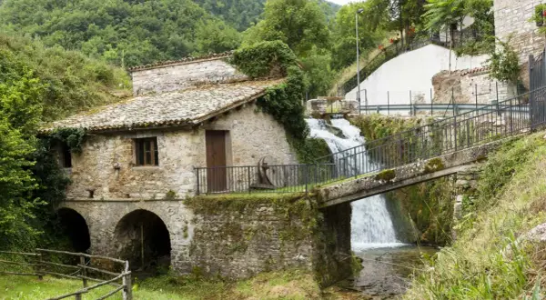 Antico mulino in pietra con cascata e ponte a Pieve Torina. Un luogo suggestivo da scoprire, tra natura e storia.
