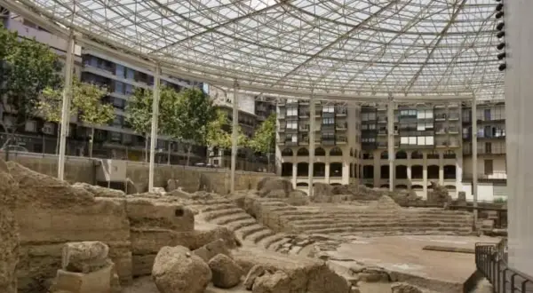 Ruinas del teatro romano de la ruta Caesaraugusta, cubiertas por una estructura metálica y de cristal.