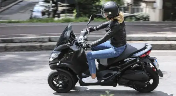 Motorower: Jakie uprawnienia? AM, dowód, czy kat. B wystarczy?