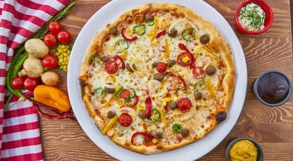 Pyszna pizza z mięsem mielonym, papryką, cebulą i kukurydzą. Zastanawiasz się, co zamiast oregano? Może świeża bazylia lub tymianek?