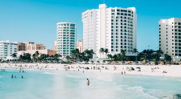 Piękna plaża w Meksyku, idealna na wakacje. Zastanawiasz się, ile trwa lot z Polski do Meksyku?