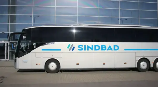 Biały autokar Sindbad z niebieskim logo. Sprawdź sindbad ceny biletów na podróż!
