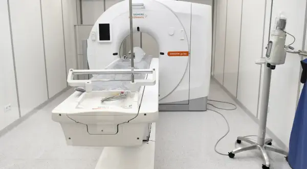 Nowoczesny tomograf komputerowy Siemens SOMATOM go.Top. Sprawdź aktualną tomograf cena.