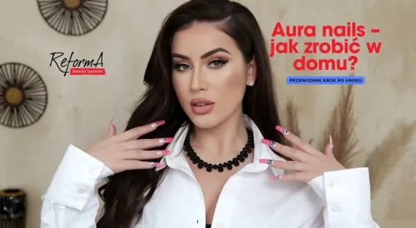 Kobieta prezentuje efektowne **aura nails** w różowych odcieniach. Tutorial "jak zrobić w domu?" z ReformA.
