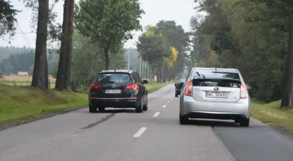 Srebrny Toyota Prius i czarny Opel Astra jadą drogą. Czy można przekroczyć prędkość podczas wyprzedzania?