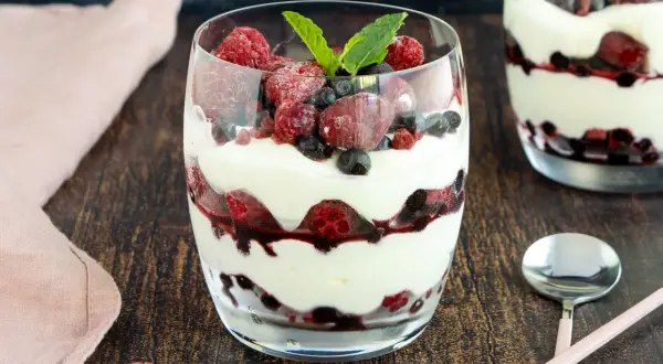 Schichtdessert mit Mascarpone, Beeren und Minze. Ein schnelles Dessert mit Mascarpone, das erfrischt und delightet.