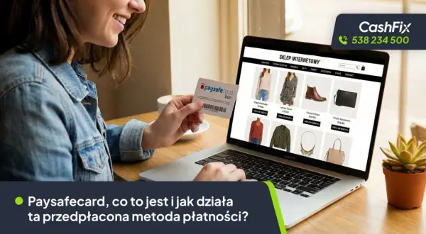 Kobieta trzyma kartę paysafecard przed ekranem laptopa z widokiem sklepu internetowego.