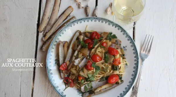 Spaghettis aux couteaux, tomates cerises et persil, une recette simple et savoureuse. Un délice à déguster avec un verre de vin blanc.