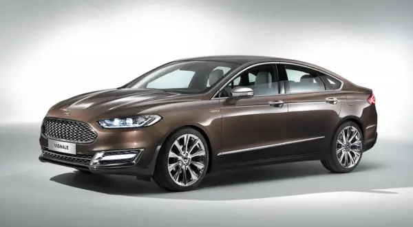 Elegancki brązowy Ford Vignale z chromowanymi felgami i wyrazistym grillem, prezentujący luksus i styl.