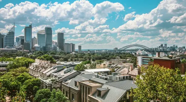 Vistas de Sydney, con rascacielos y el puente, un sueño de vivir en Australia.