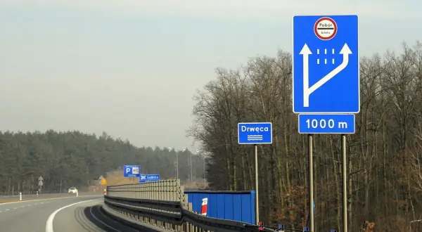 Znak drogowy autostrady A1 informujący o poborze biletu za 1000 m.