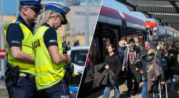 Policjanci w kamizelkach odblaskowych i tłum ludzi na przystanku tramwajowym.