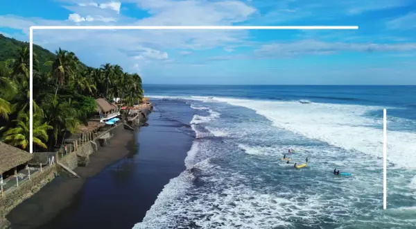 Surfer genießen die Wellen an der Küste El Salvadors. Ein Paradies für Backpacking und Wassersport.
