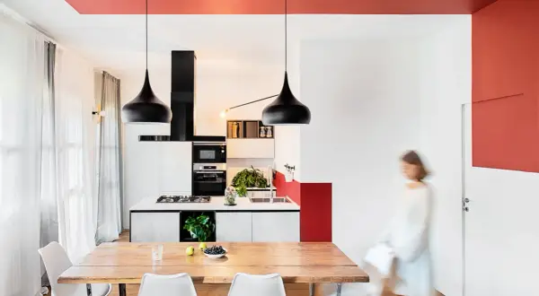 Soffitto rosso acceso per un tocco audace, un'idea pittura soffitto che valorizza la cucina moderna con lampade nere e arredi minimalisti.