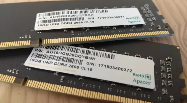 Dwa moduły pamięci RAM DDR4 16GB Apacer, każdy z etykietą wskazującą na dual rank.