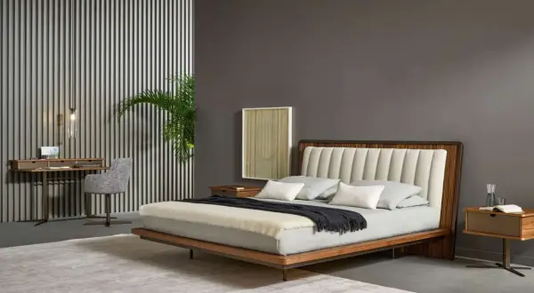 Elegante pittura camera da letto con letto moderno, scrivania e sedia grigia. Parete a righe verticali e pianta verde.