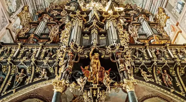Złota, barokowa fasada organów w Leżajsku, pełna rzeźb i zdobień, to jedna z głównych atrakcji miasta.