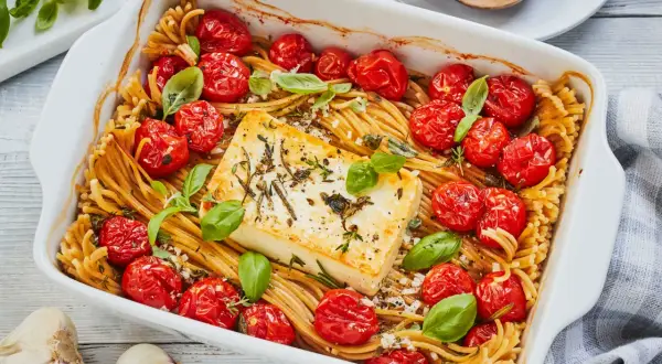 Herzhafte Feta Pasta mit Kirschtomaten und frischem Basilikum, direkt aus dem Ofen.