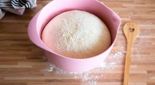 Hefeteig abends vorbereiten und morgens backen: Ein aufgegangener Teig in einer rosa Schüssel, bereit für den nächsten Tag.