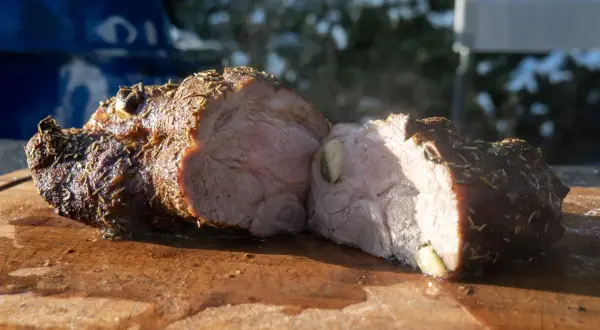 Soczysta karkówka z ziołami, idealna do grillowania. Dowiedz się, ile grillować karkówkę na grillu elektrycznym, by była perfekcyjna.