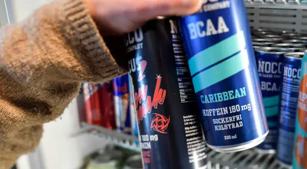 Hand plockar NOCCO Caribbean med 180 mg koffein per 100 ml. Sockerfri och kolsyrad energidryck.