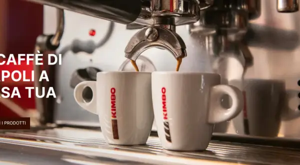 Två vita kaffekoppar fylls med italienskt kaffe från en espressomaskin.