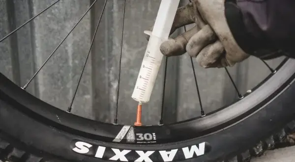 Opony bezdętkowe (tubeless): Co to znaczy? Pełny przewodnik!