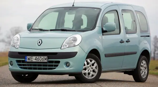 Przód błękitnego Renault Kangoo, gotowego do wymiany żarówki.