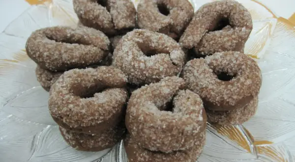 Tarallini al vino rosso, dolcetti croccanti ricoperti di zucchero, invitano a un assaggio.